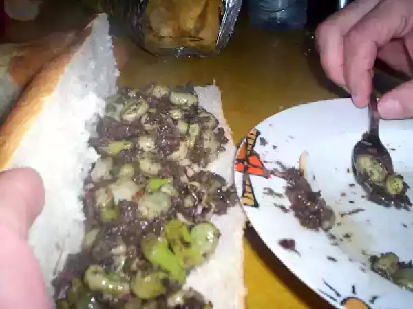 Receta Habitas y ajetes con botifarra negra