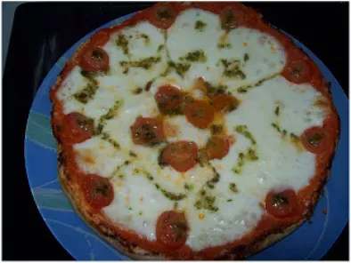 Receta Pizza de pan marroqui con queso mozzarela, tomates cherris y aceite de albaca
