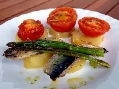 Receta Sardinas a la plancha con patatas, tomates y esparragos