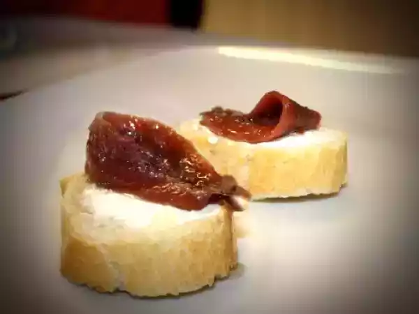 Receta Tapa de queso de untar y anchoas del cantábrico