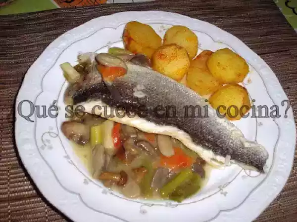 Receta Lomo de lubina en cama de verdura y patatas al pimentón.