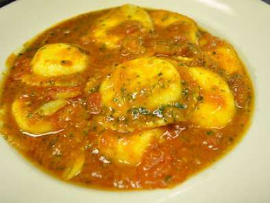 Receta Ravioles con salsa de tomate y pesto...