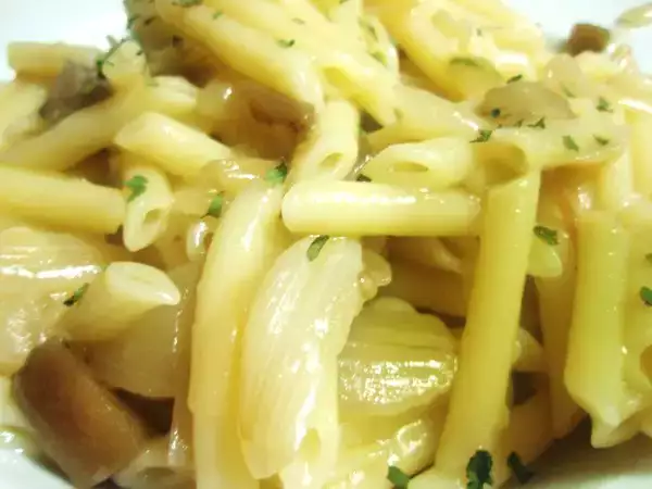 Receta Macarrons amb salsa de ceba i albergínia/ macarrones con salsa de cebolla y berenjena