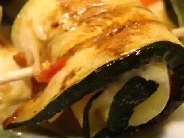 Receta Brochetas de calabacín con queso acompañadas de zanahorias a la plancha