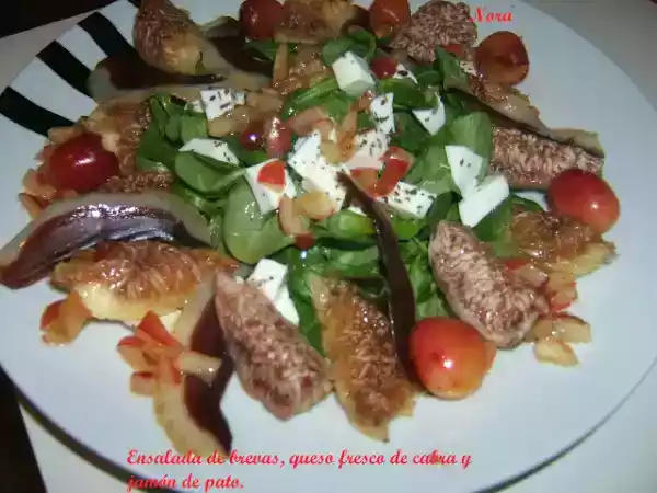 Receta Ensalada de brevas, queso fresco de cabra y jamón de pato.