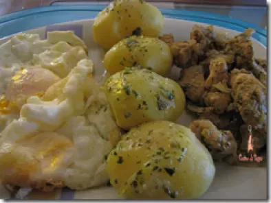 Receta Pollo con patatas al microondas y huevos fritos
