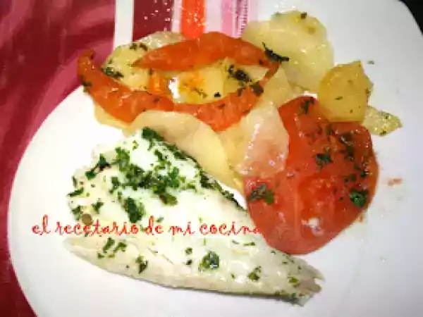 Receta Merluza al horno con cama de patatas y tomate