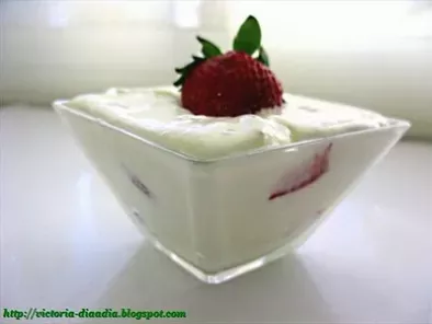 Receta Mousse de yogur griego, queso y fresas