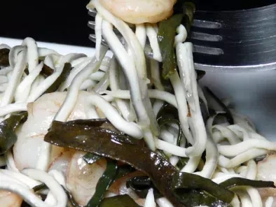 Receta Cocinando con algas - gulas con gambas y espaguetis de mar