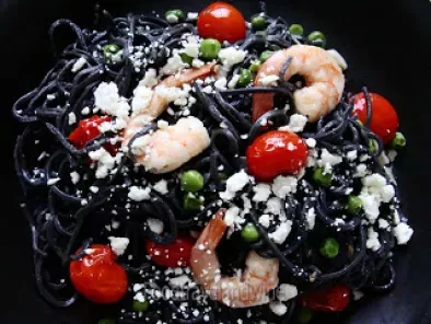 Receta Spaghetties negros con tomates cherry asados, arvejas, queso feta y gambas asadas...