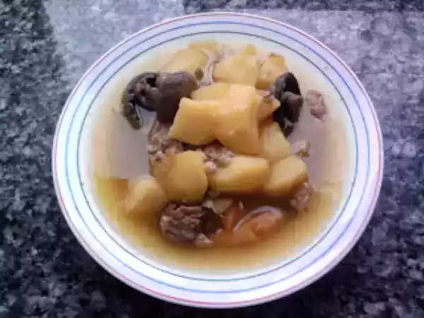 Receta Patatas guisadas con huesos de espinazo