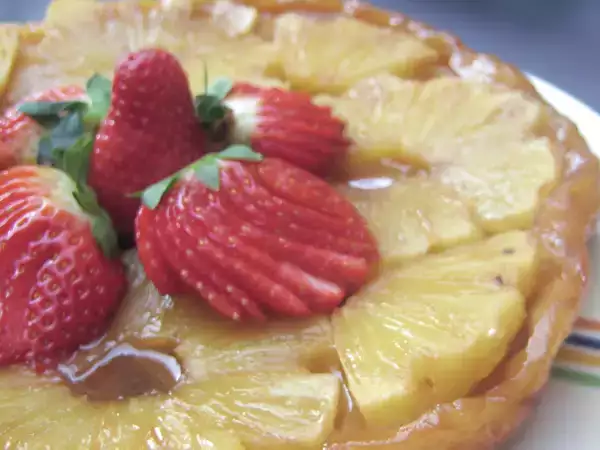 Receta Tatín de piña con caramelo al ron y fresas