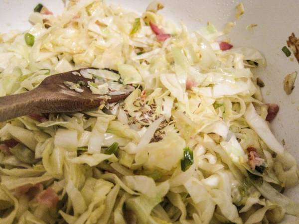Col guisada con bacon y comino - Preparación paso 3
