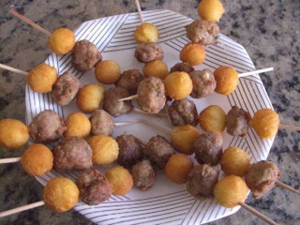 Brochetas de albóndigas con patatas - Preparación paso 4