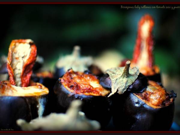 Berenjenas baby rellenas con tomate seco y puerros - Preparación paso 1