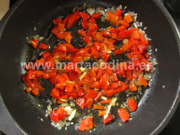 Blinis de rucula con morcilla de arroz y langostinos en salsa de piquillos - Preparación paso 2