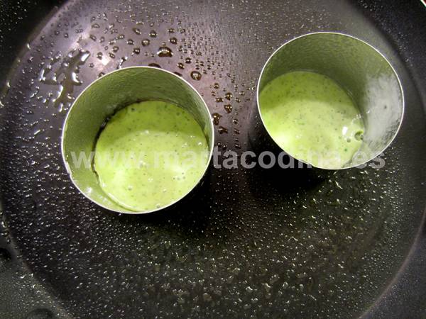 Blinis de rucula con morcilla de arroz y langostinos en salsa de piquillos - Preparación paso 3