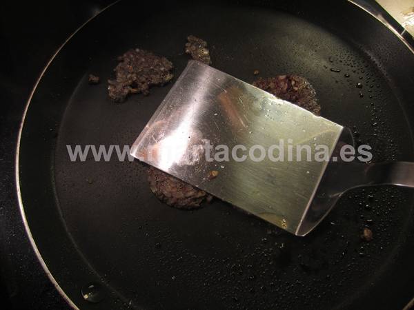 Blinis de rucula con morcilla de arroz y langostinos en salsa de piquillos - Preparación paso 4