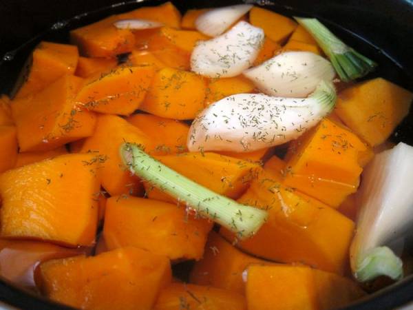 Crema de calabaza al curry con guarnición de uvas - Preparación paso 3