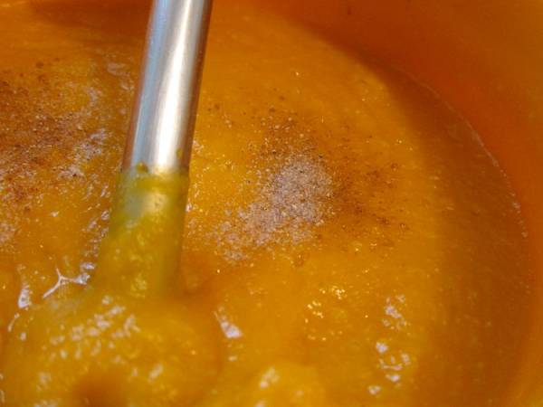 Crema de calabaza al curry con guarnición de uvas - Preparación paso 6