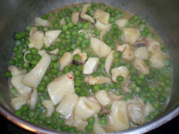 Sepia con guisantes y champiñones. - Preparación paso 9