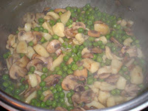 Sepia con guisantes y champiñones. - Preparación paso 11