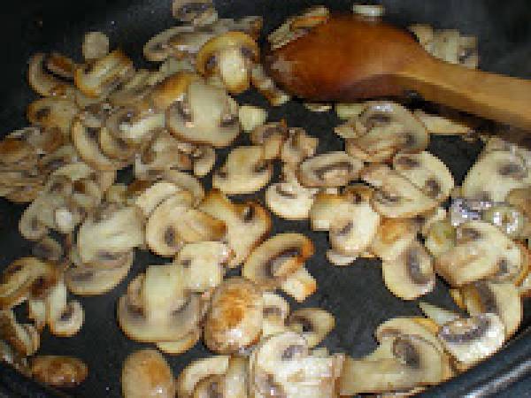Sepia con guisantes y champiñones. - Preparación paso 3