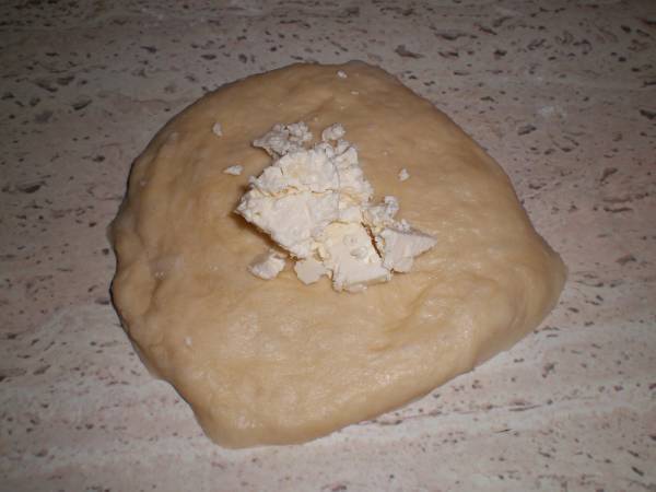 Panecillos turcos rellenos de queso feta (Pogaça) - Preparación paso 1