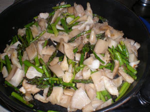 Fideua de ajos tiernos, trigueros y boletus - Preparación paso 1