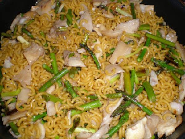 Fideua de ajos tiernos, trigueros y boletus - Preparación paso 2