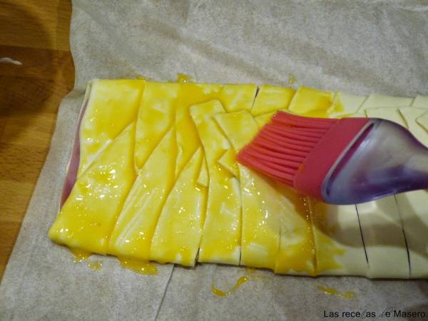 Trenza de hojaldre con queso brie y moras - Preparación paso 3