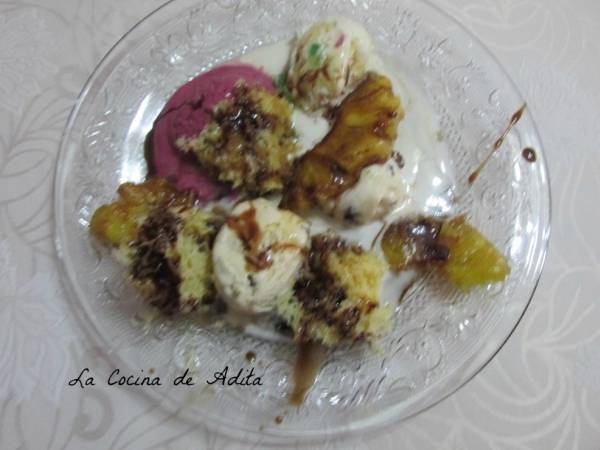 Surtido de helados, con piña caramelizada y bizcocho esponja - Preparación paso 5