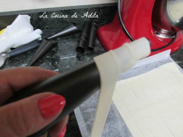 Conos de hojaldre, rellenos de nata - Preparación paso 2