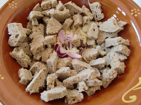 Ensalada Panzanella de la toscana - Preparación paso 3