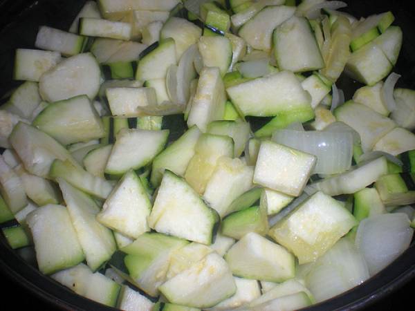 Canelones de pollo con bechamel de calabacín - Preparación paso 12
