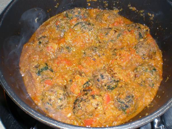Albóndigas de berenjenas y salsa de tomate especiada - Preparación paso 4