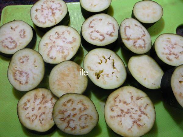 Berenjenas con tomate y ajo - Preparación paso 1