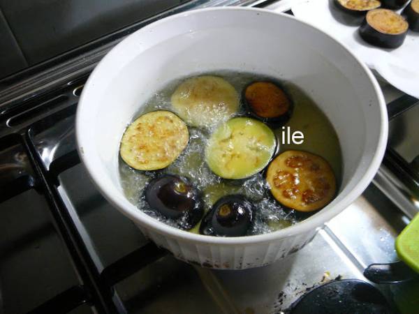 Berenjenas con tomate y ajo - Preparación paso 2