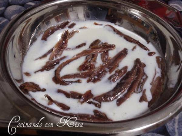 Rollitos de anchoas y queso en pan de molde - Preparación paso 1
