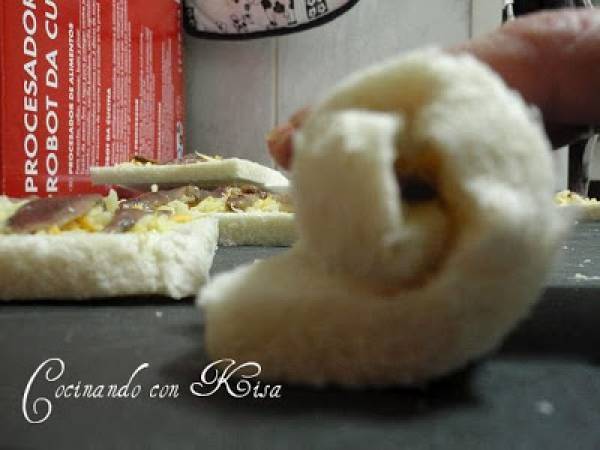 Rollitos de anchoas y queso en pan de molde - Preparación paso 7