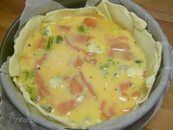 Quiché de salmón, brocoli y queso azul - Preparación paso 3