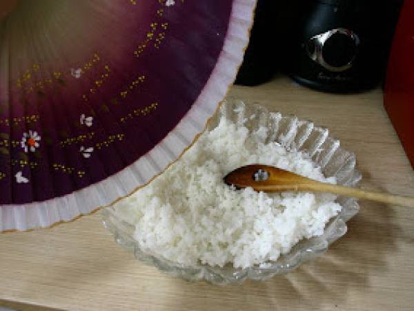 Sushi variado con pepino y salmón - Preparación paso 1