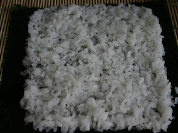 Sushi variado con pepino y salmón - Preparación paso 2