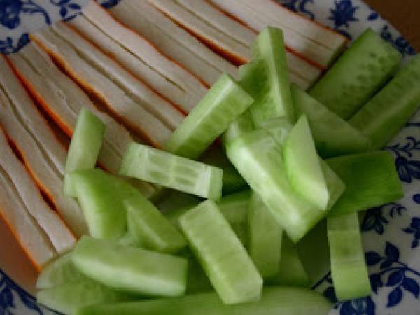Sushi variado con pepino y salmón - Preparación paso 3