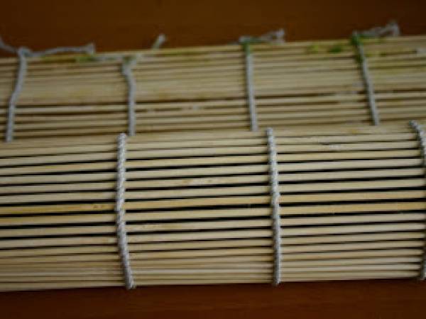 Sushi variado con pepino y salmón - Preparación paso 5