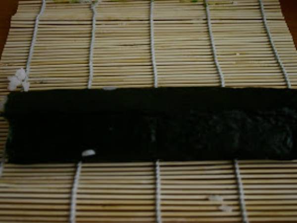 Sushi variado con pepino y salmón - Preparación paso 6