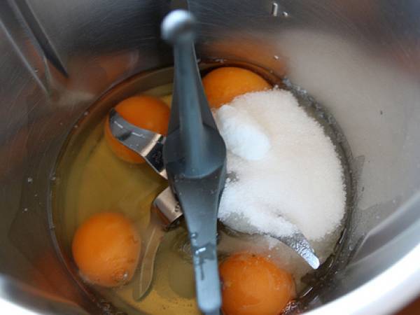 Brazo de gitano con fresas y mascarpone - Preparación paso 1