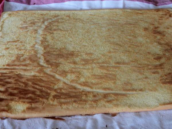 Brazo de gitano con fresas y mascarpone - Preparación paso 4