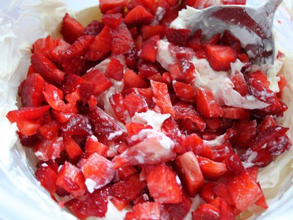 Brazo de gitano con fresas y mascarpone - Preparación paso 7