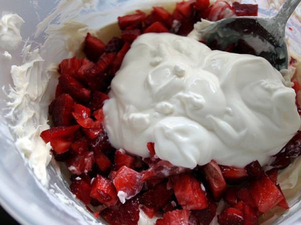 Brazo de gitano con fresas y mascarpone - Preparación paso 8